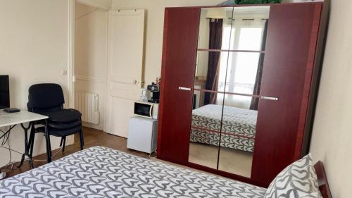 Ένα ή περισσότερα κρεβάτια σε δωμάτιο στο A spacious room in a strategic area