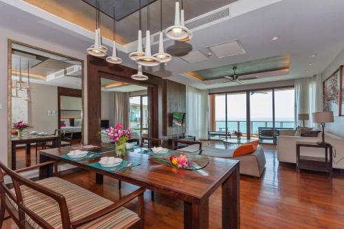 sala de estar con mesa de comedor y sala de estar en Shasa Vela Condominium A, Mared, Koh Samui, en Natien Beach