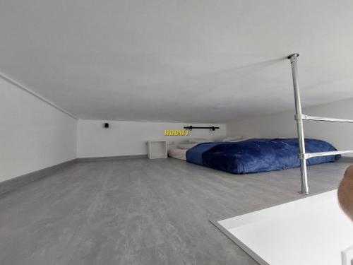 ein Schlafzimmer mit einem Bett in einem Raum mit Betonboden in der Unterkunft Old Town Stage The Studio Suite Quartet in Krakau