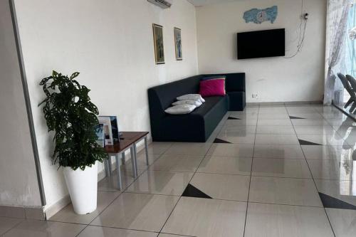 TV a/nebo společenská místnost v ubytování Hotel D Lima Inn Langkawi
