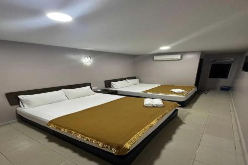 Postel nebo postele na pokoji v ubytování Hotel D Lima Inn Langkawi