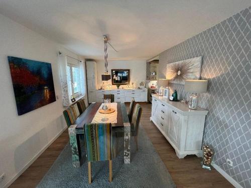 una cucina e una sala da pranzo con tavolo e sedie di "Ruheoase" a Fehmarn