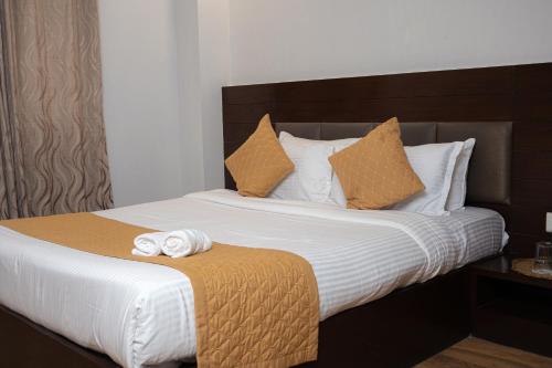 Postel nebo postele na pokoji v ubytování HHW Hotel- Agra