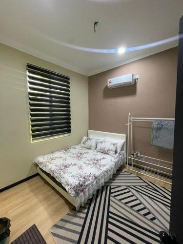 マランにあるEL Homestayのベッドと窓のある寝室