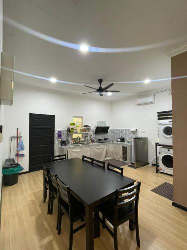 マランにあるEL Homestayの部屋の中にテーブルと椅子があるダイニングルーム