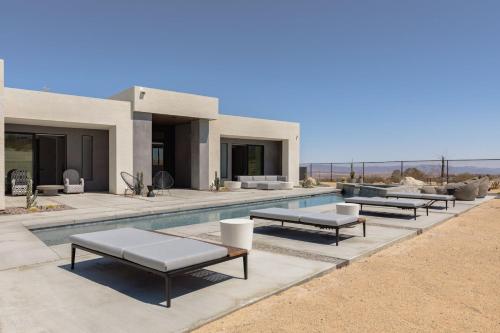 Bazén v ubytování The Maya by Fieldtrip Modern Desert Estate With Resort-Style Pool nebo v jeho okolí