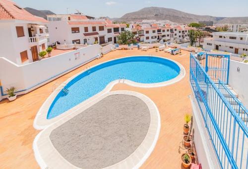 een groot zwembad bovenop een gebouw bij Sea view Apartment, Los Cristianos ,pool WIFI in Los Cristianos