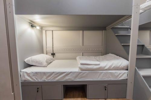 Una cama o camas en una habitación de Gar`is hostel Maidan
