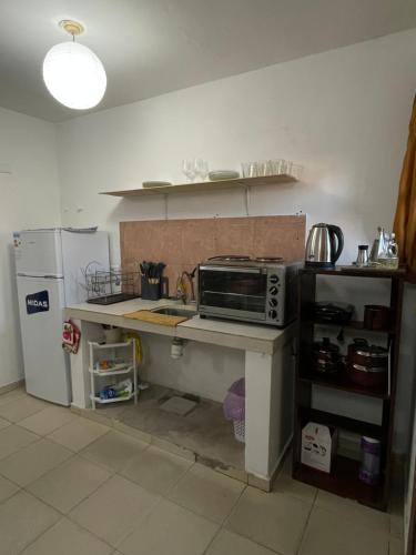 Η κουζίνα ή μικρή κουζίνα στο Dúplex cerca del Aeropuerto y Terminal de Ómnibus