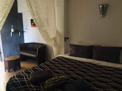 Ein Bett oder Betten in einem Zimmer der Unterkunft Hostel Hotel & Riad