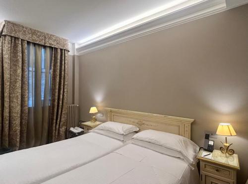 Ένα ή περισσότερα κρεβάτια σε δωμάτιο στο Albergo Cavalletto & Doge Orseolo