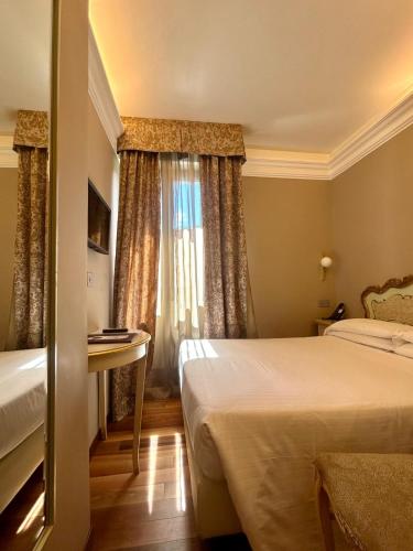 Ένα ή περισσότερα κρεβάτια σε δωμάτιο στο Albergo Cavalletto & Doge Orseolo