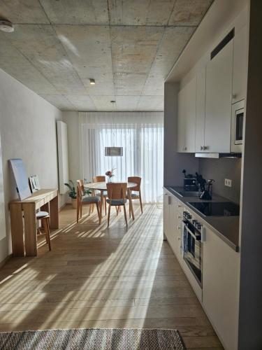 a kitchen and dining room with a table and chairs at Naturresort Bieleboh in Beiersdorf