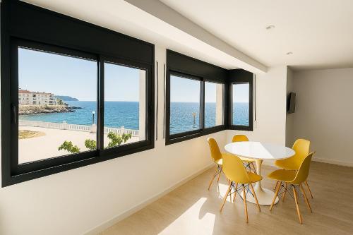ein Esszimmer mit einem weißen Tisch und gelben Stühlen in der Unterkunft Apartamento en Ametlla de Mar SEA VIEW HAUS FREE WIFI in L'Ametlla de Mar