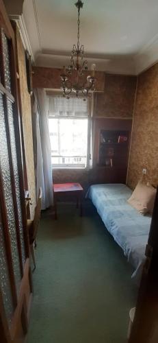 habitación pequeñita con baño compartido