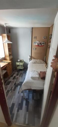 habitación pequeñita con baño compartido