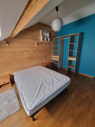 En eller flere senge i et værelse på Appartement