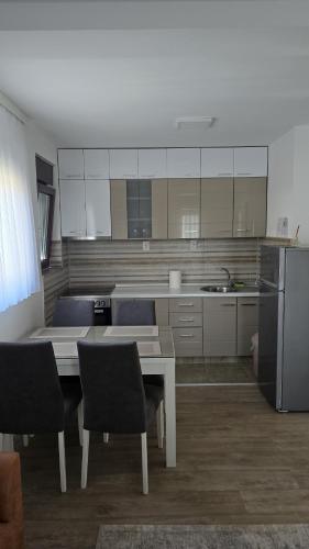 Kuchyň nebo kuchyňský kout v ubytování ALDA Apartmani Vranje
