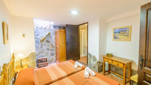 una camera da letto con due letti e una scrivania di Arados Priego de Córdoba by Ruralidays a Priego de Córdoba