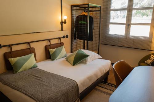 una habitación con dos camas y una ventana en Cowool Compiègne, en Compiègne
