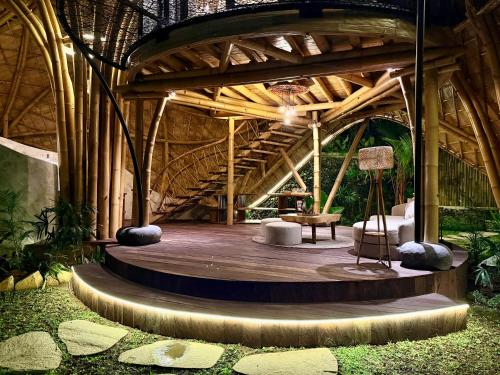 Taman di luar Astha Bamboo House
