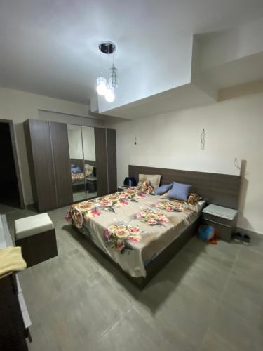 Un dormitorio con una cama grande en una habitación. en Beautiful Villa, en Alejandría
