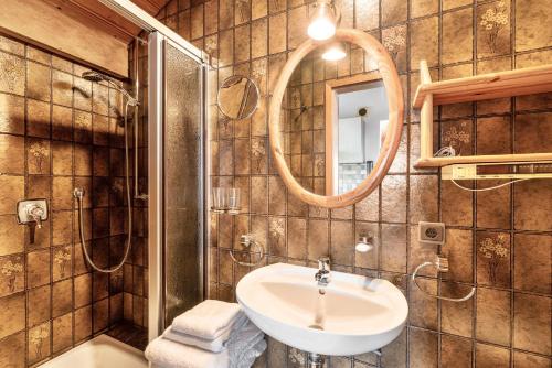 a bathroom with a sink and a mirror at Ferienwohnung im Haus Kempkens in Wasserburg am Bodensee