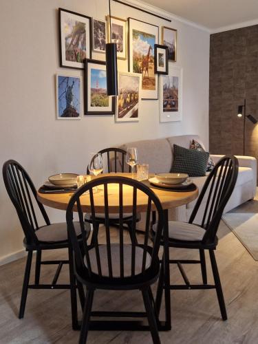 a dining room with a table and chairs at Mühlenloge 1819 in Perleberg