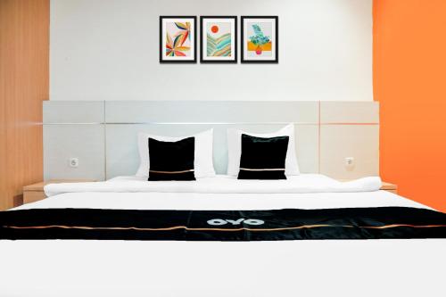 Postel nebo postele na pokoji v ubytování Townhouse Oak Palembang near Palembang Golf Club formerly KR Hotel