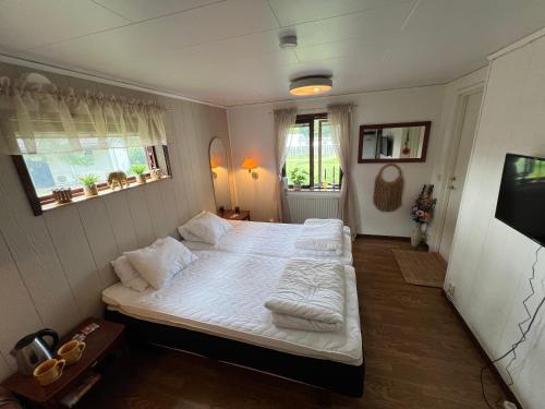 Un dormitorio con dos camas con sábanas blancas. en Lilla lyckan, en Visby