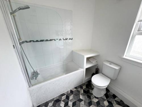 Ένα μπάνιο στο 2 bed apartment complete with bedding and towels