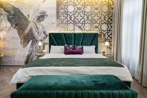 une chambre avec un grand lit avec une tête de lit verte dans l'établissement Sokak Heritage Apartments, à Bitola