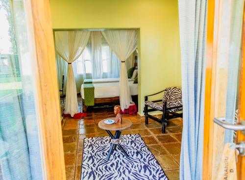 Katil atau katil-katil dalam bilik di Weru Weru River Lodge