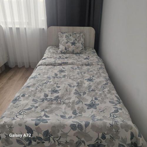 カラコルにあるGuest House Alimのベッド(掛け布団、枕付)