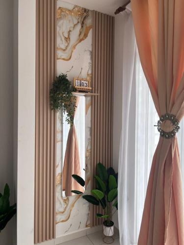 a room with a mirror and a window with a curtain at Qmal Homestay in Kampong Jelatang