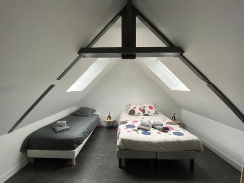 2 camas en un ático con tragaluces en L Abri Côtier, en Saint-Cast-le-Guildo