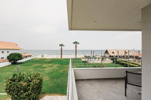 a balcony with a view of the beach at Hotel Golden Sun in Néa Meságkala