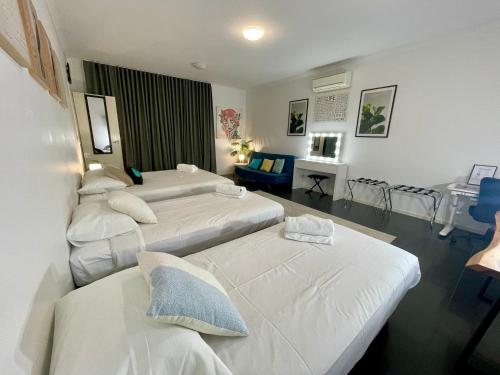 Una habitación de hotel con dos camas y una habitación con aupunctura. en Private unit in Whitehaven Crescent, en Cannonvale