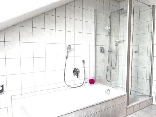 Bilik mandi di Ferienwohnung Schoeni