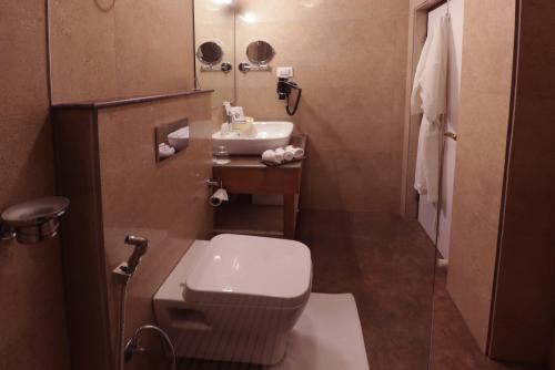 Ein Badezimmer in der Unterkunft Hotel Denzong Sangrila
