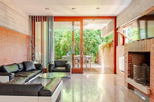 Una sala de estar con un sofá y una chimenea. en Villa with pool 150m from the sea in Punta Ala, en Punta Ala