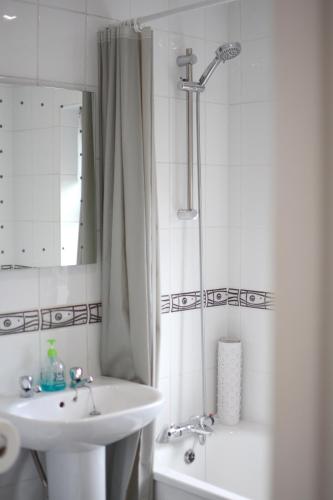 a bathroom with a sink and a shower and a toilet at 2 bed house, walking distance Shrewsbury centre in Shrewsbury
