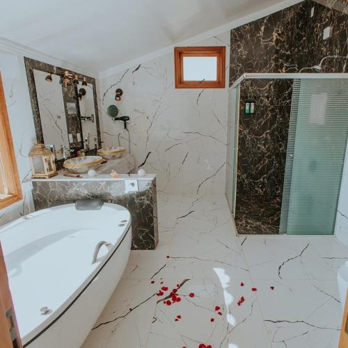Bilik mandi di Hotel Pousada Shangri-la