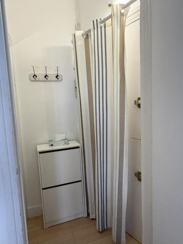 a room with a door and a table and a closet at Le Jean Moulin Vert in Sète