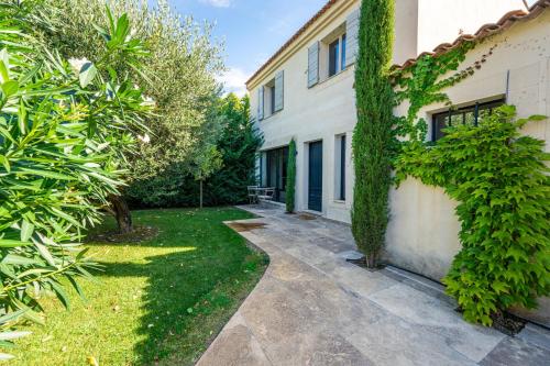 Zahrada ubytování Gorgeous village home with heated pool, ideally located