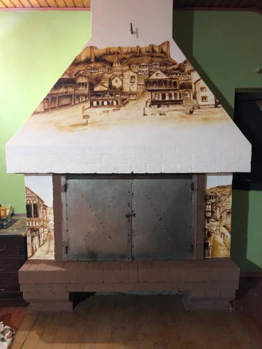 un bâtiment avec une peinture sur le mur dans l'établissement Vintage, à Natakhtari