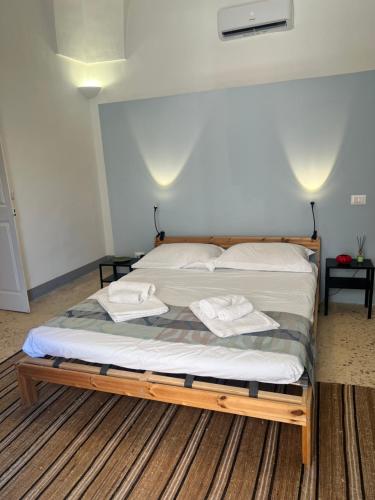a bed in a room with two towels on it at Casa Giu in Nardò