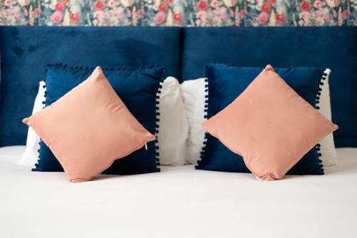 eine Gruppe von Kissen auf einem Bett in der Unterkunft INNit Blue Sky in Brighton & Hove