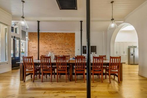Ruang duduk di The Brigade - A Timeless Retreat