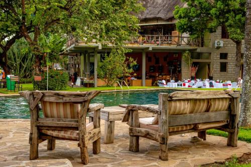 Taman di luar Weru Weru River Lodge